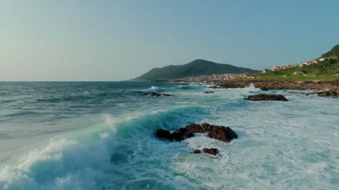 Breathtaking coastal vista capturing the rhythmic, white-foamed Atlantic waves Stockbeeldmateriaal 336285373
