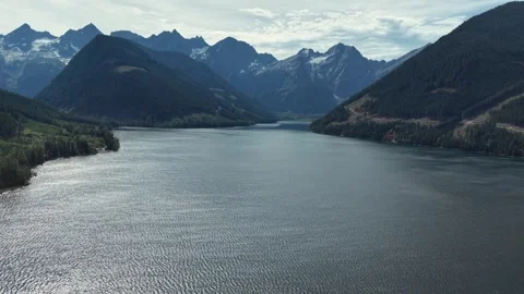 Breathtaking Drone Footage of a Snow-Capped Mountain Lake, British Columbia Vídeos de archivo 345845711