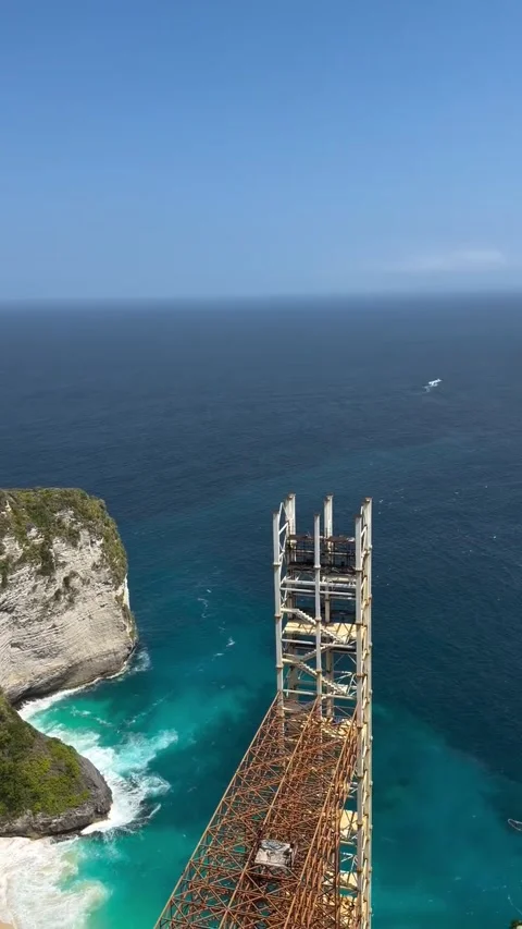 Breathtaking High-Angle View of Kelingking Beach and Coastal Cliffs Video stock 341319192