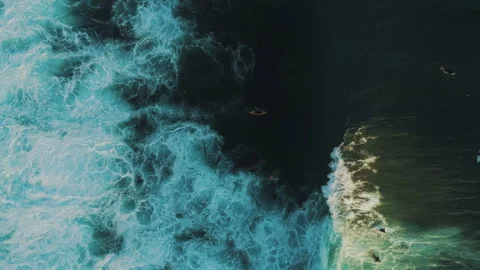 Breathtaking Lone Surfer in Ocean Lineup Uluwatu Bali Aerial Shot Vidéo 340919031