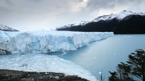A breathtaking natural phenomenon when chunks of the glacier broke off. Video stock 124347595