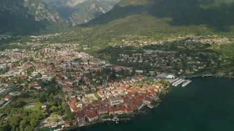 Breathtaking panoramic aerial view of lakeside Italian city with unique 库存影片 332810691