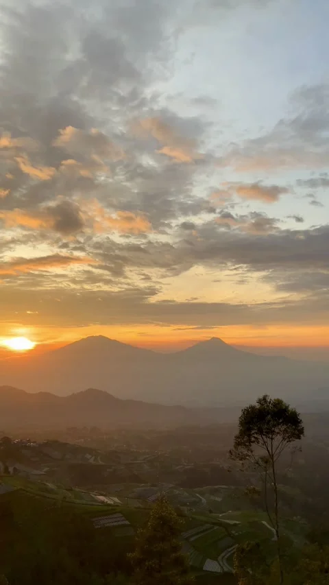 Breathtaking Sunrise Over Mountain Range and Misty Valley Vídeo Stock 331871376