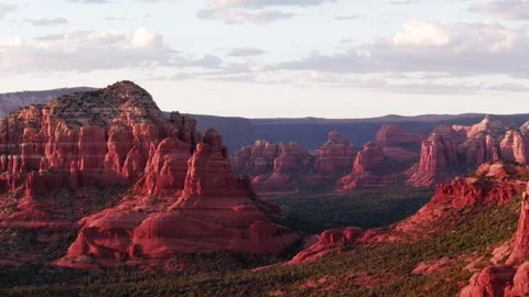 Breathtaking sunset over red rock formations in Sedona 스톡 동영상 320262857