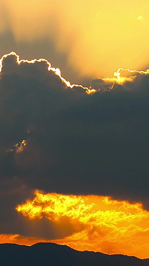 Breathtaking sunset scenery showcasing the beauty of twilight in Japan, Vertical 库存影片 340536041