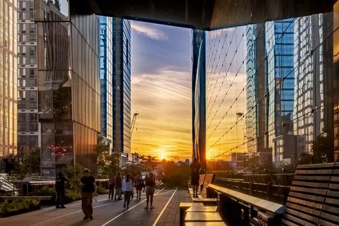 A breathtaking sunset view from the High Line in NYC. 库存照片