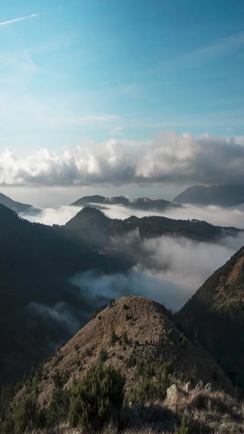 Breathtaking Timelapse of Mountains with Rolling Clouds and Blue Skies Stockbeeldmateriaal 333104976