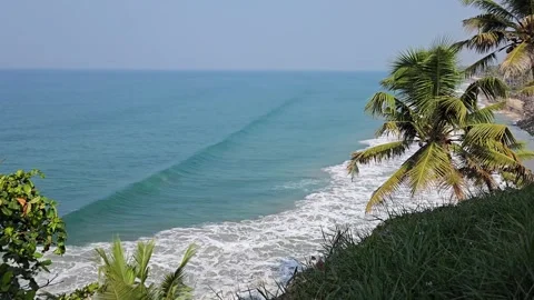 Breathtaking Varkala cliff view captures powerful azure waves rolling onto the s 库存影片 334877557