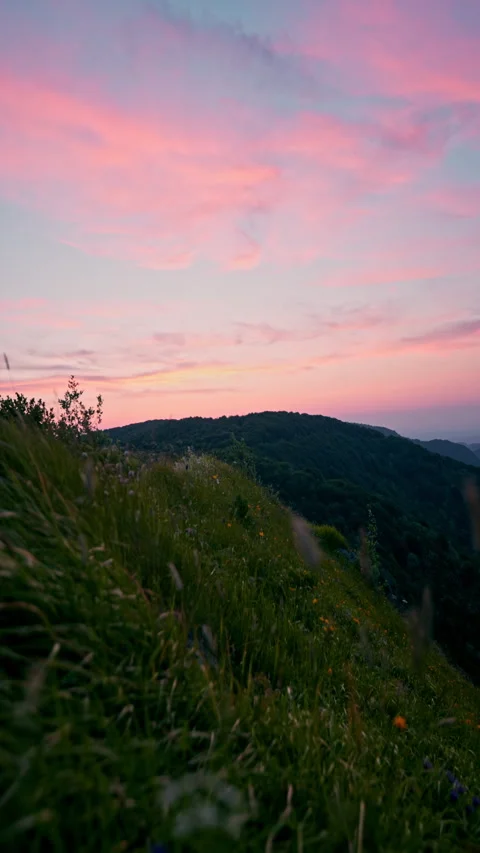 Breathtaking Vertical View of Sunset Over Green Hills of Tranquility 動画素材 332732215