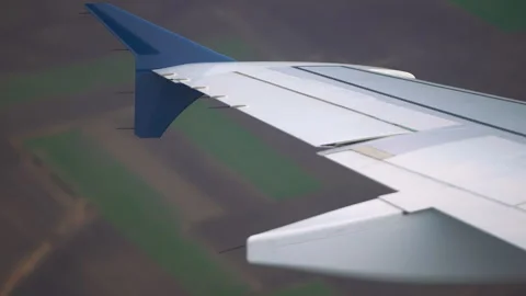 The breathtaking view of an airplane wing flying over a vast field Stock-Footage 272240251