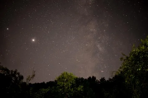 A breathtaking view of asummer night sky with milky way galaxy shining trough Foto stock