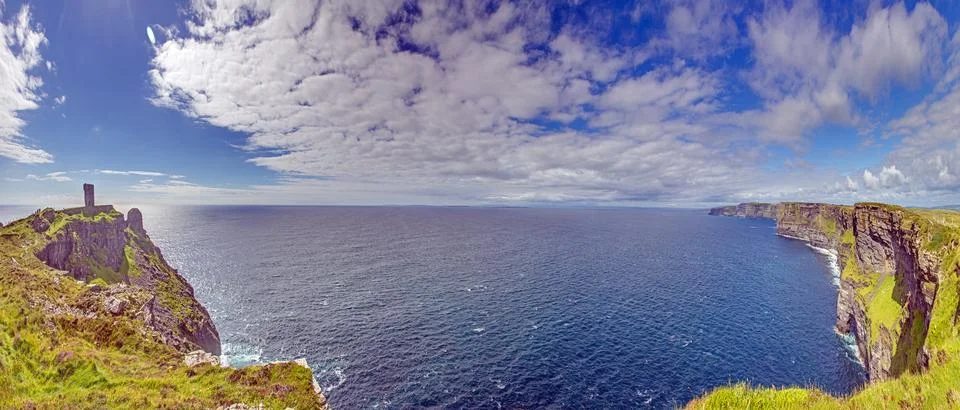 Breathtaking view of the Cliffs of Moher overlooking the Atlantic Ocean in .. Stock-Fotos