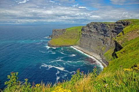Breathtaking view of the Cliffs of Moher overlooking the Atlantic Ocean in .. 写真素材