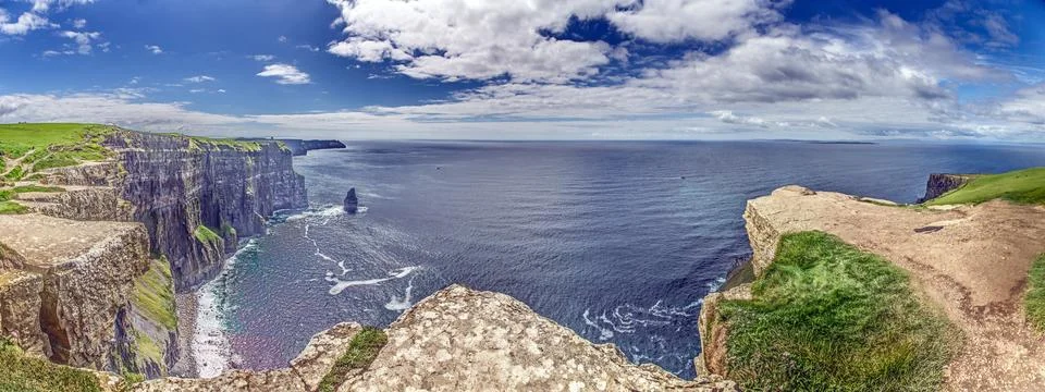 Breathtaking view of the Cliffs of Moher overlooking the Atlantic Ocean in .. Stock-Fotos