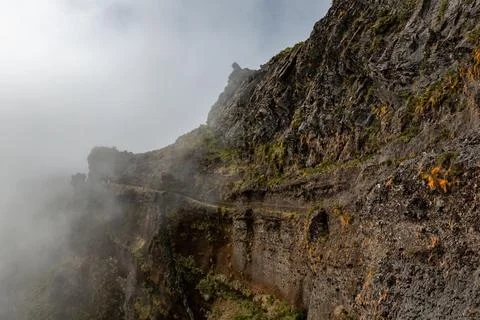 Breathtaking view of the cloudy mountains on the trail to Pico Ruivo in Madei Stock-Fotos