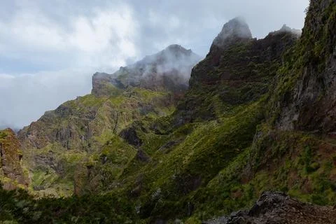 Breathtaking view of the cloudy mountains on the trail to Pico Ruivo in Madei Foto stock