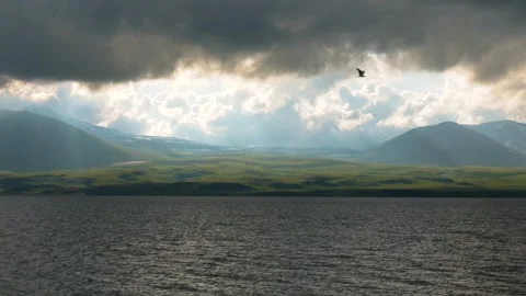 Breathtaking view of mountains and lake under cloudy sky Vídeo Stock 333480975