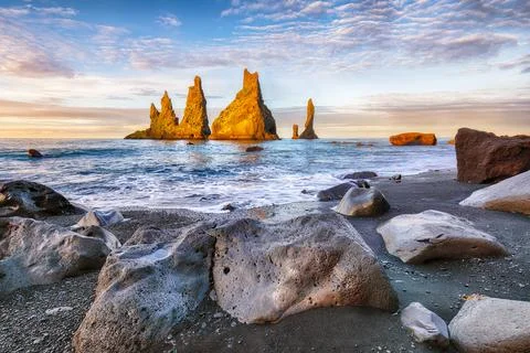 Breathtaking view of rock formations Troll Toes on Black beach Reynisfjara .. Foto stock