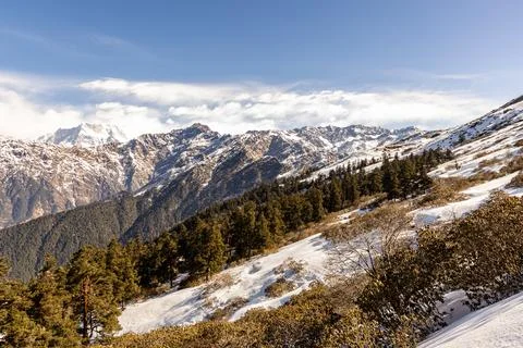 Breathtaking view of snowcap mountain range with bright cloudy blue sky Foto stock
