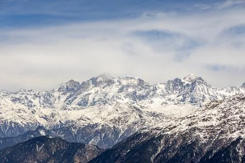 Breathtaking view of snowcap mountain range with bright sky Foto stock