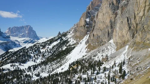 Breathtaking view on snowy Dolomites mountains, huge peaks and beautiful wint Vidéo 108091023