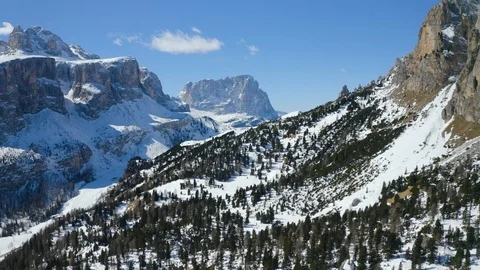 Breathtaking view on snowy Dolomites mountains, huge peaks and beautiful wint Video stock 112982028