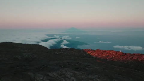 Breathtaking view from the summit of Mount Pico, Azores, looking across a vast Vídeo Stock 335726635