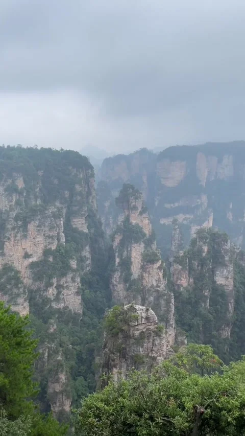 Breathtaking view of the towering sandstone pillars and lush greenery in Vídeos de archivo 334163539