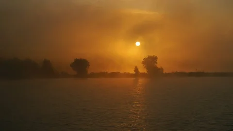 Breathtaking view from train window on the surising orange sun and light rays in Vidéo 109012203