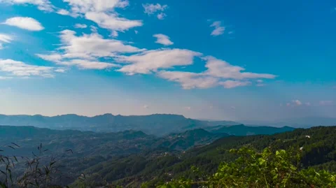 Breathtaking Wide Angle View of Lush Mountain Ranges Under a Clear Blue Sky Vídeos de archivo 342101478