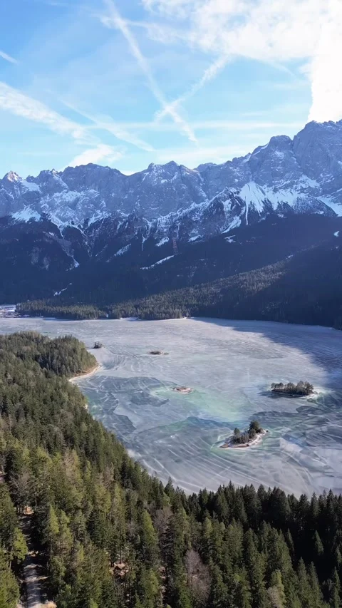 Breathtaking Winter View of Eibsee and Zugspitze Stockbeeldmateriaal 329317214