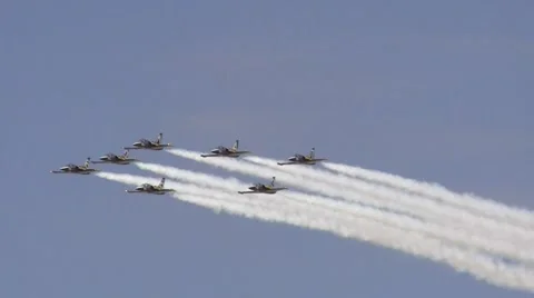 Breitling Jet Team Pass Right to Left Climb 動画素材 57673391