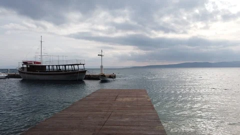 Brela harbour on a cloudy day Video stock 102668320