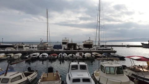 Brela harbour on a cloudy day Video stock 102668762