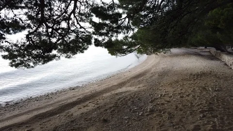 Brela harbour on a cloudy day Video stock 102668933