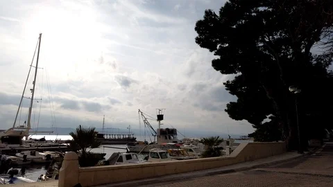 Brela harbour on a cloudy day - timelapse Video stock 102668797