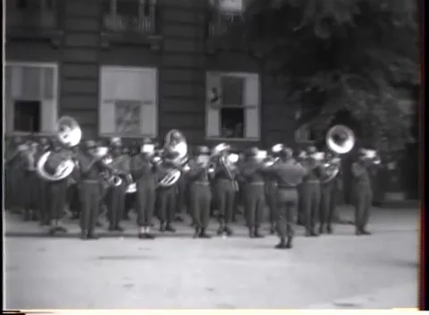 BREMEN, GERMANY - 1945: Troops Return Home — Army brass band in the street Stockbeeldmateriaal 342819412