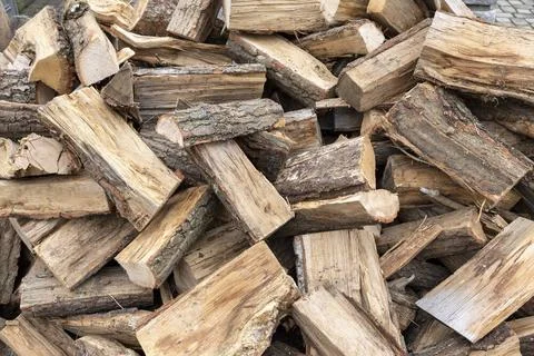 Brennholz, Holzscheiter einlagern *** Firewood, loggers store 1065529862 Stock Photos