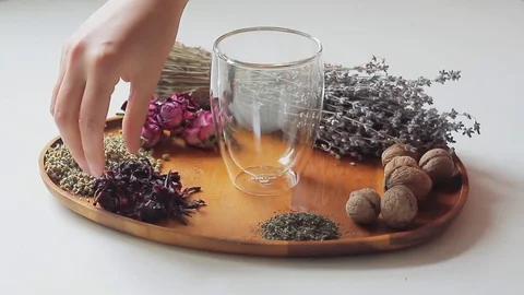 Brew a herb drink 動画素材 74958198