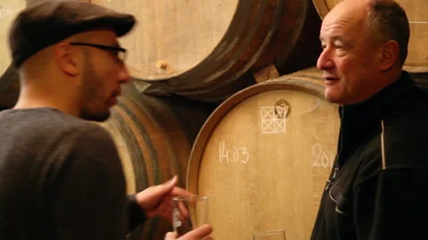 Brewer Explaining Beer Maturation in Cellar, Lambic Barril Aging Process 库存影片 347059522