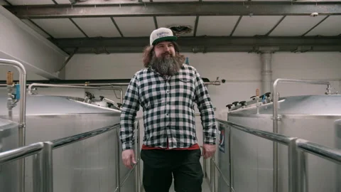 Brewer walking between beer tanks in brewery Video stock 131240983