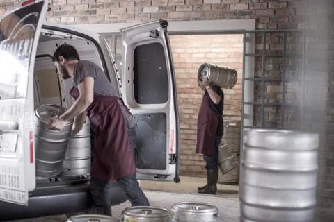 Brewers loading kegs into back of van Stockfoto's