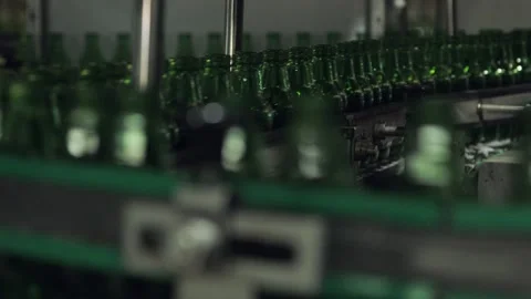 Brewery, beer, empty bottles, conveyor belt, medium.mov Stock-Footage 190961503