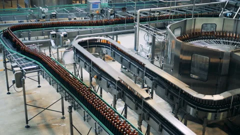 Brewery conveyors work, moving bottles, top view. 库存影片 103863012