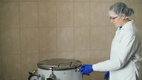 A brewery laboratory worker opens a steel sterilizer Vídeo Stock 237199582