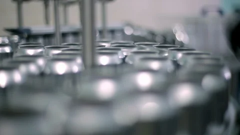 Brewery worker puts empty cans on a brewing line.Industry, production line Vidéo 129305355
