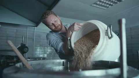 Brewing beer Vídeos de archivo 156784892