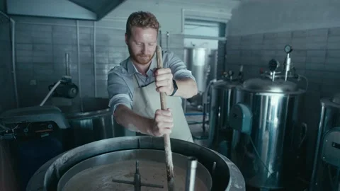 Brewing beer Vídeos de archivo 156784973