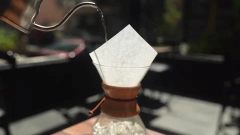 Brewing coffee with Chemex - Slow Motion Video stock 180868393