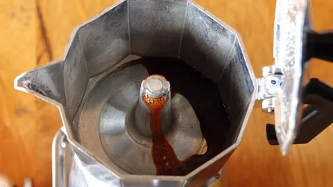 Brewing coffee by Moka pot Video stock 91901951